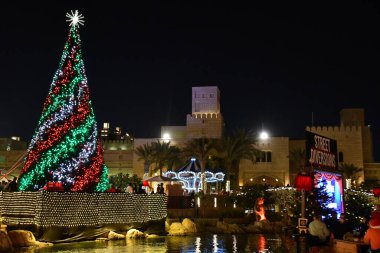 DUBAI, BAE - 23 Aralık 2021 'de Dubai, UAE' deki Souk Madinat Jumeirah 'da festival pazarı. 