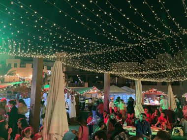 DUBAI, BAE - 23 Aralık 2021 'de Dubai, UAE' deki Souk Madinat Jumeirah 'da festival pazarı. 