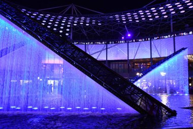 Dubai, BAE - 24 Aralık 2021 'de Dubai, BAE' de görülen Citywalk çeşmesi. Dubai 'nin göbeğinde yüzlerce özel dükkan, restoran ve boş vakti olan açık ve tasarımdan esinlenilmiş bir mahalle..