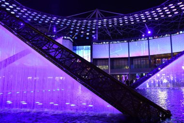 Dubai, BAE - 24 Aralık 2021 'de Dubai, BAE' de görülen Citywalk çeşmesi. Dubai 'nin göbeğinde yüzlerce özel dükkan, restoran ve boş vakti olan açık ve tasarımdan esinlenilmiş bir mahalle..