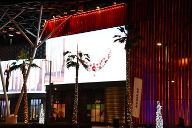 DUBAI, BAE - 24 Aralık 2021 'de Dubai, BAE' de görülen CityWalk gelişimi. Dubai 'nin göbeğinde yüzlerce özel dükkan, restoran ve boş vakti olan açık ve tasarımdan esinlenilmiş bir mahalle..