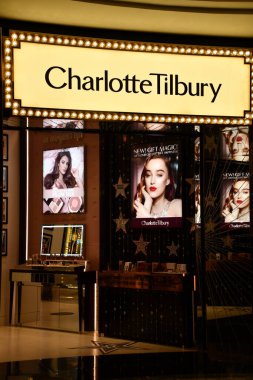 DUBAI, BAE - 24 Aralık 2021 'de Dubai' deki Emirliklerin Alışveriş Merkezi 'nde görülen Charlotte Tilbury mağazası. Dünyanın ilk alışveriş merkezidir ve dünyaca ünlü Ski Dubai 'ye, ilk Orta Doğu kayak merkezine ve kar parkına ev sahipliği yapar..