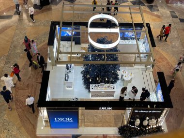 DUBAI, BAE - 24 Aralık 2021 'de Dubai' deki Mall of the Emirates 'te görülen Christian Dior mağazası. Dünyanın ilk alışveriş merkezidir ve dünyaca ünlü Ski Dubai 'ye, ilk Orta Doğu kayak merkezine ve kar parkına ev sahipliği yapar..