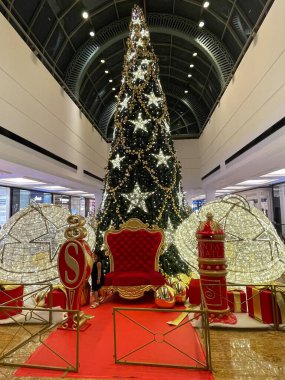 DUBAI, BAE - 24 DEC: 24 Aralık 2021 'de Dubai' deki Mall of the Emirates 'te Noel dekoru. Dünyanın ilk alışveriş merkezidir ve dünyaca ünlü Ski Dubai 'ye, ilk Orta Doğu kayak merkezine ve kar parkına ev sahipliği yapar..