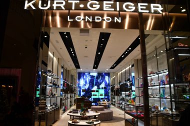 DUBAI, BAE - 24 Aralık 2021 'de Dubai' deki Mall of the Emirates 'te görülen Kurt Geiger London mağazası. Dünyanın ilk alışveriş merkezidir ve dünyaca ünlü Ski Dubai 'ye, ilk Orta Doğu kayak merkezine ve kar parkına ev sahipliği yapar..