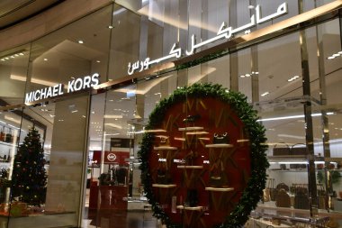 DUBAI, BAE - 24 Aralık 2021 'de Dubai' deki Mall of the Emirates 'te görülen Michael Kors mağazası. Dünyanın ilk alışveriş merkezidir ve dünyaca ünlü Ski Dubai 'ye, ilk Orta Doğu kayak merkezine ve kar parkına ev sahipliği yapar..