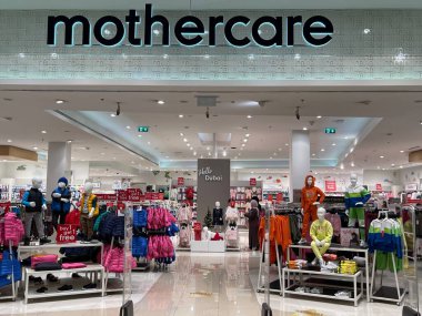 Dubai, BAE - 24 Aralık 2021 'de Dubai' deki Mall of the Emirates 'teki Mothercare store' da görüldü. Dünyanın ilk alışveriş merkezidir ve dünyaca ünlü Ski Dubai 'ye, ilk Orta Doğu kayak merkezine ve kar parkına ev sahipliği yapar..