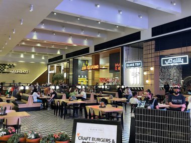DUBAI, BAE - 24 DEC: Dubai BAE 'deki Mall of the Emirates restoranları, 24 Aralık 2021' de görüldüğü gibi. Dünyanın ilk alışveriş merkezidir ve dünyaca ünlü Ski Dubai 'ye, ilk Orta Doğu kayak merkezine ve kar parkına ev sahipliği yapar..