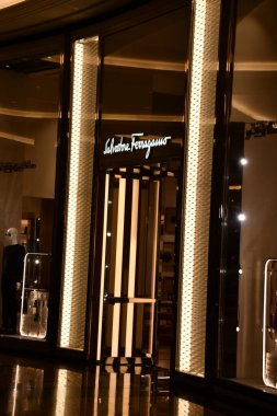 DUBAI, BAE - 24 DEC: Salvatore Ferragamo mağazası Dubai BAE 'deki Mall of the Emirates' te, 24 Aralık 2021 'de görüldüğü gibi. Dünyanın ilk alışveriş merkezidir ve dünyaca ünlü Ski Dubai 'ye, ilk Orta Doğu kayak merkezine ve kar parkına ev sahipliği yapar..
