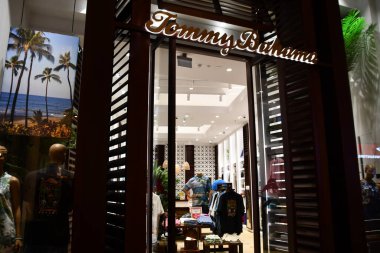 DUBAI, BAE - 24 Aralık 2021 'de Dubai' deki Emirliklerin Alışveriş Merkezi 'nde görülen Tommy Bahama mağazası. Dünyanın ilk alışveriş merkezidir ve dünyaca ünlü Ski Dubai 'ye, ilk Orta Doğu kayak merkezine ve kar parkına ev sahipliği yapar..