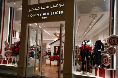 DUBAI, BAE - 24 Aralık 2021 'de Dubai' deki Mall of the Emirates 'te görülen Tommy Hilfiger Kids mağazası. Dünyanın ilk alışveriş merkezidir ve dünyaca ünlü Ski Dubai 'ye, ilk Orta Doğu kayak merkezine ve kar parkına ev sahipliği yapar..