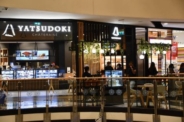 DUBAI, BAE - 24 DEC: Yatsudoki Chateraise Dubai BAE 'deki Mall of the Emirates' te, 24 Aralık 2021 'de görüldüğü gibi. Dünyanın ilk alışveriş merkezidir ve dünyaca ünlü Ski Dubai 'ye, ilk Orta Doğu kayak merkezine ve kar parkına ev sahipliği yapar..