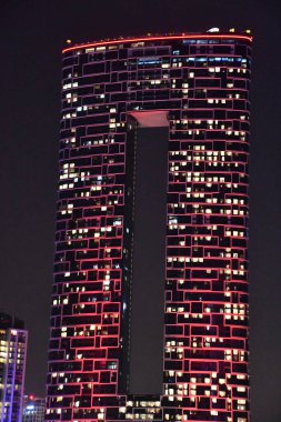 DUBAI, BAE - 25 DEC: Jumeirah Beach Resoirt adresinin geceleyin Bluewater Adası, Dubai, BAE 'den görünüşü, 25 Aralık 2021.