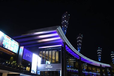 DUBAI, BAE - 25 Aralık 2021 'de Dubai, BAE' de Jumeirah Sahili Sahil Kıyısı açıklarında görülen yapay bir ada..