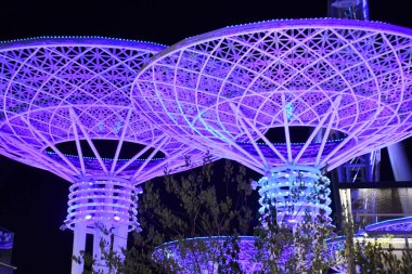 DUBAI, BAE - 25 Aralık 2021 'de Dubai, BAE' de Jumeirah Sahili Sahil Kıyısı açıklarında görülen yapay bir ada..