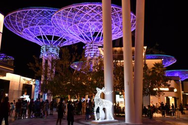 DUBAI, BAE - 25 Aralık 2021 'de Dubai, BAE' de Jumeirah Sahili Sahil Kıyısı açıklarında görülen yapay bir ada..