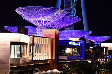 DUBAI, BAE - 25 Aralık 2021 'de Dubai, BAE' de Jumeirah Sahili Sahil Kıyısı açıklarında görülen yapay bir ada..