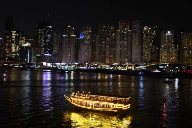 DUBAI, BAE - 25 Aralık 2021 'de Dubai, BAE' deki Bluewater Adası 'ndan gece Jumeirah Beach Residence JBR' ın görüntüsü.