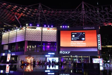 DUBAI, BAE - 25 Aralık 2021 'de Dubai, BAE' de görülen CityWalk gelişimi. Dubai 'nin göbeğinde açık, tasarımdan esinlenilmiş yüzlerce özel dükkan, restoran ve eğlence aktivitesi olan bir mahalle..