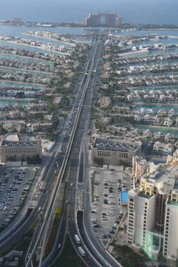 DUBAI, BAE - 25 Aralık 2021 'de Dubai, BAE' deki Palm Tower 'daki (St Regis Hotel) gözlem güvertesinden Palm Jumeirah' ın görüntüsü.