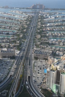 DUBAI, BAE - 25 Aralık 2021 'de Dubai, BAE' deki Palm Tower 'daki (St Regis Hotel) gözlem güvertesinden Palm Jumeirah' ın görüntüsü.