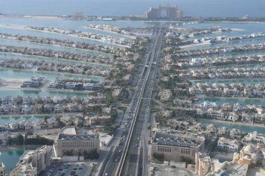 DUBAI, BAE - 25 Aralık 2021 'de Dubai, BAE' deki Palm Tower 'daki (St Regis Hotel) gözlem güvertesinden Palm Jumeirah' ın görüntüsü.