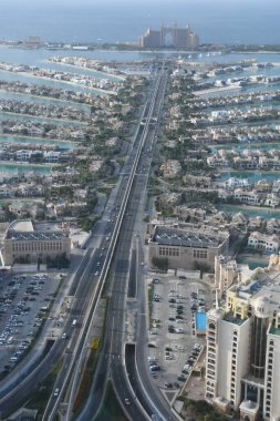 DUBAI, BAE - 25 Aralık 2021 'de Dubai, BAE' deki Palm Tower 'daki (St Regis Hotel) gözlem güvertesinden Palm Jumeirah' ın görüntüsü.