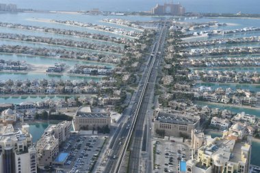 DUBAI, BAE - 25 Aralık 2021 'de Dubai, BAE' deki Palm Tower 'daki (St Regis Hotel) gözlem güvertesinden Palm Jumeirah' ın görüntüsü.