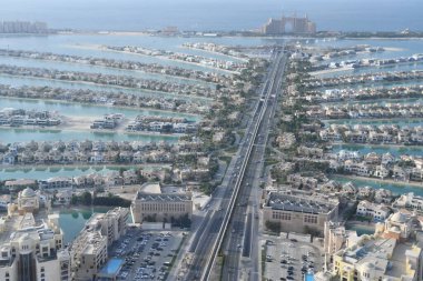 DUBAI, BAE - 25 Aralık 2021 'de Dubai, BAE' deki Palm Tower 'daki (St Regis Hotel) gözlem güvertesinden Palm Jumeirah' ın görüntüsü.
