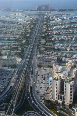 DUBAI, BAE - 25 Aralık 2021 'de Dubai, BAE' deki Palm Tower 'daki (St Regis Hotel) gözlem güvertesinden Palm Jumeirah' ın görüntüsü.