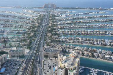 DUBAI, BAE - 25 Aralık 2021 'de Dubai, BAE' deki Palm Tower 'daki (St Regis Hotel) gözlem güvertesinden Palm Jumeirah' ın görüntüsü.