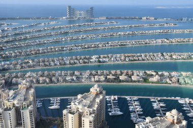 DUBAI, BAE - 25 Aralık 2021 'de Dubai, BAE' deki Palm Tower 'daki (St Regis Hotel) gözlem güvertesinden Palm Jumeirah' ın görüntüsü.