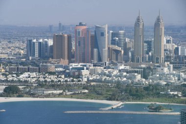 DUBAI, BAE - 25 Aralık 2021 'de Dubai, BAE' deki Palm Tower (St Regis Hotel) gözlem güvertesinden.