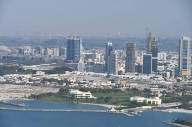 DUBAI, BAE - 25 Aralık 2021 'de Dubai, BAE' deki Palm Tower (St Regis Hotel) gözlem güvertesinden.