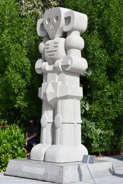 DUBAI, BAE - 20 Aralık 2021 'de Dubai, BAE' deki Çek pavyonunda Victoria Robotrum heykeli.