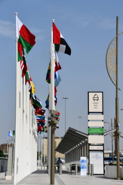DUBAI, BAE - 20 DEC: 20 Aralık 2021 'de Dubai, BAE' deki Dünya Fuarı bayrakları.