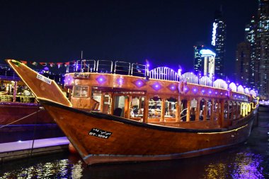 DUBAI, BAE - 28 Aralık 2021 'de Dubai, BAE' deki Dhow Bot tekneleri.