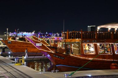 DUBAI, BAE - 28 Aralık 2021 'de Dubai, BAE' deki Dhow Bot tekneleri.