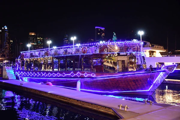 ドバイ アラブ首長国連邦 12月28日 2021年12月28日に見られるように アラブ首長国連邦のドバイ港でのショーボート — ストック写真