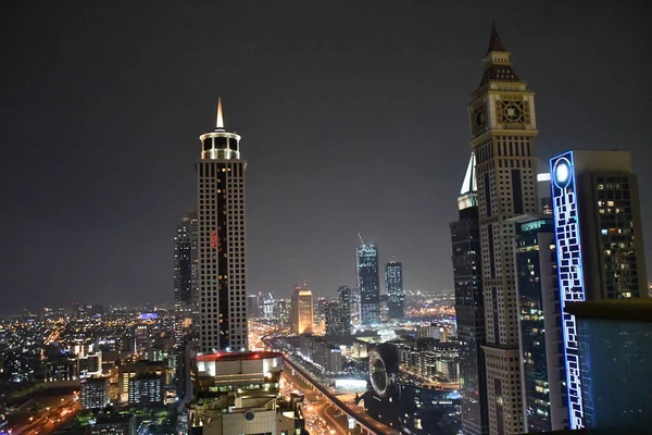 ドバイ アラブ首長国連邦 Dec 2021年12月26日にアラブ首長国連邦のドバイにあるシェイク ザイード ロードの高層ビルの眺め シェイク ザイド ロード E11高速道路 — ストック写真