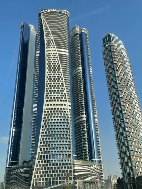 DUBAI, BAE - 30 DEC: Damac Paramount Towers ve SLS Dubai Hotel & Residences at Business Bay, Dubai, BAE, as seen at 30 Aralık 2023.