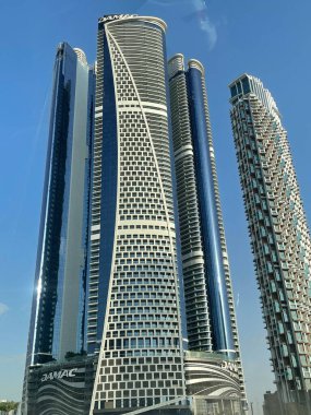 DUBAI, BAE - 30 DEC: Damac Paramount Towers ve SLS Dubai Hotel & Residences at Business Bay, Dubai, BAE, as seen at 30 Aralık 2023.