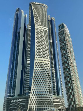 DUBAI, BAE - 30 DEC: Damac Paramount Towers ve SLS Dubai Hotel & Residences at Business Bay, Dubai, BAE, as seen at 30 Aralık 2023.
