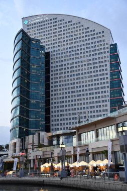 DUBAI, BAE - 30 DEC: 30 Aralık 2021 'de Dubai, BAE' deki Dubai Festival City 'de kıtalararası otel. Dubai Festival Şehri, Ortadoğu 'nun en büyük karma kullanım gelişimi.