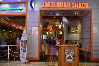 DUBAI, BAE - 30 Aralık 2021 'de Dubai, BAE' deki Dubai Festivali 'nde Joe Yengeç Kulübesi. Dubai Festival Şehri, Ortadoğu 'nun en büyük karma kullanım gelişimi.