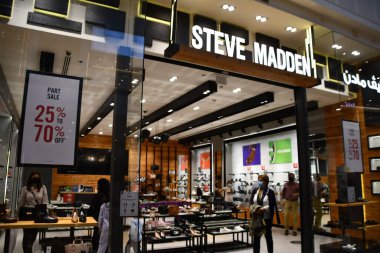 DUBAI, BAE - 30 Aralık 2021 'de Dubai, BAE' deki Dubai Festival City 'de görülen Steve Madden mağazası. Dubai Festival Şehri, Ortadoğu 'nun en büyük karma kullanım gelişimi.