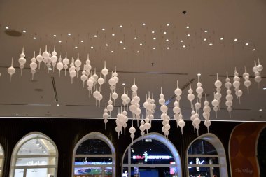 DUBAI, BAE - 30 Aralık 2021 'de Dubai, BAE' deki Dubai AVM 'de yapılan sanat çalışmaları. 12 milyon metrekarenin üzerinde, toplam alana dayalı dünyanın en büyük alışveriş merkezidir ve brüt kiralanabilir alandaki altıncı en büyük alışveriş merkezidir..