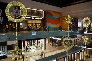 DUBAI, BAE - 30 Aralık 2021 'de Dubai, BAE' deki Dubai AVM 'de görülen Noel dekoru. 12 milyon metrekarenin üzerinde, toplam alana dayalı dünyanın en büyük alışveriş merkezidir ve brüt kiralanabilir alandaki altıncı en büyük alışveriş merkezidir..