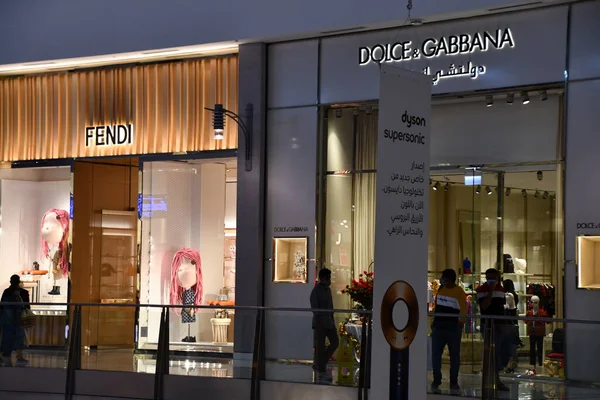 ドバイ アラブ首長国連邦 Dec 2021年12月30日現在 フェンディとドルチェ ガッバーナはアラブ首長国連邦のドバイ モールに店舗を構えています 1200万平方フィート以上で 総面積と総賃貸可能面積で6番目に大きい世界最大のショッピングモールです — ストック写真