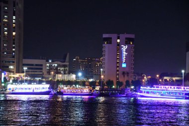 DUBAI, BAE - 31 Aralık 2023 'te Dubai Creek' in Al Seef 'ten gece Dubai, BAE' de görüntüsü.